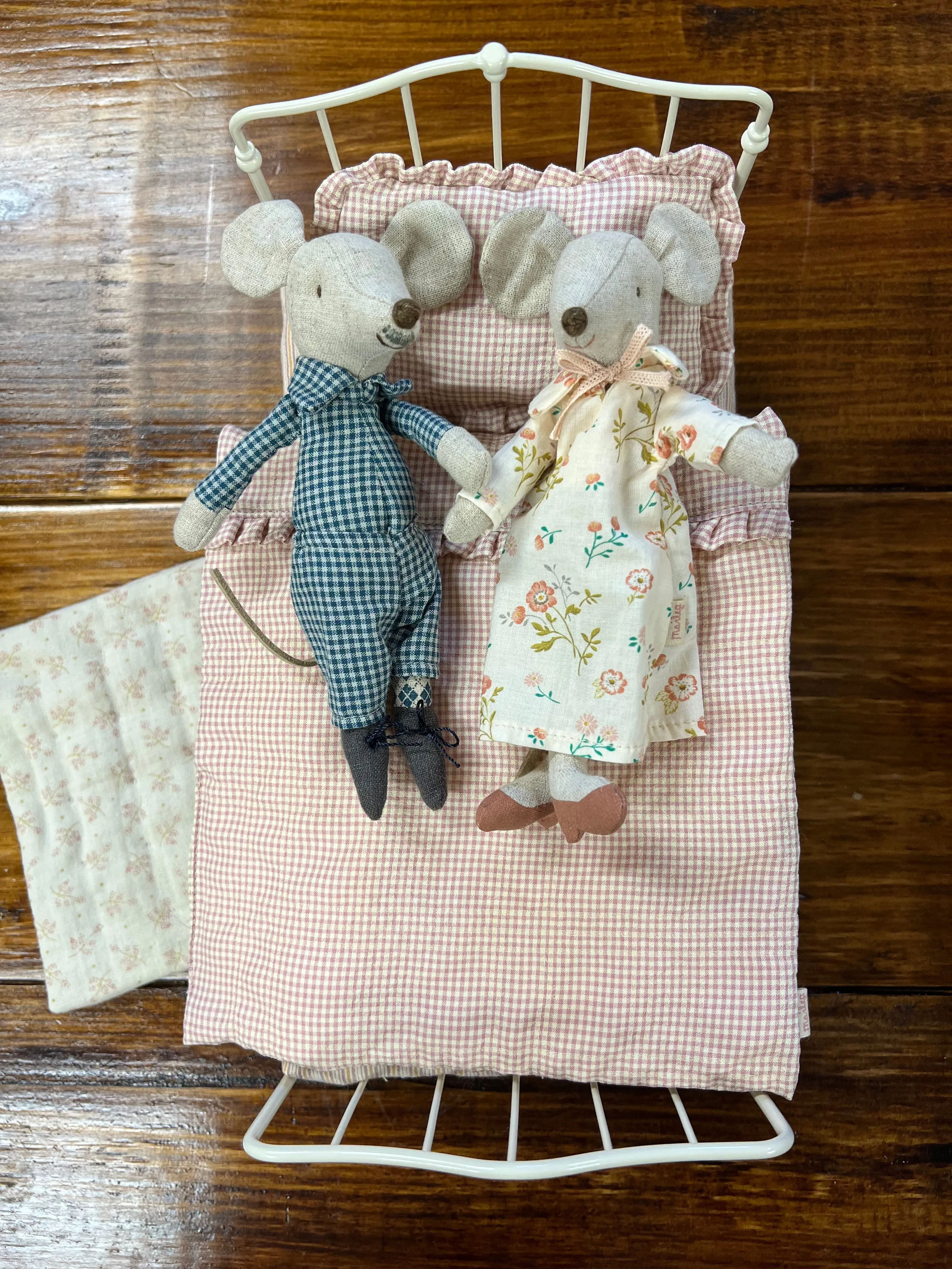 Grandma & Grandpa Mice in Cigarbox